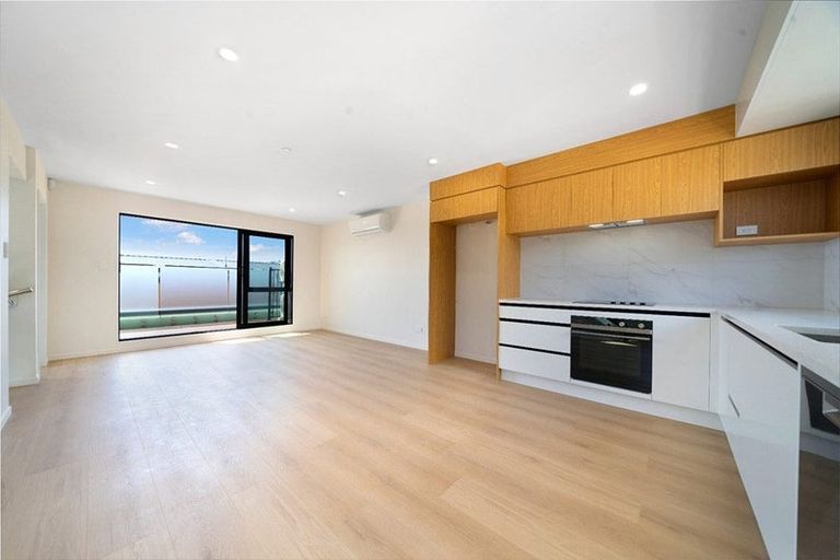 Photo of property in 2/16 Hewlett Road, Massey, Auckland, 0614