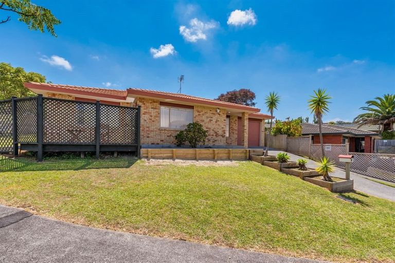 Photo of property in 28 Ginders Drive, Massey, Auckland, 0614