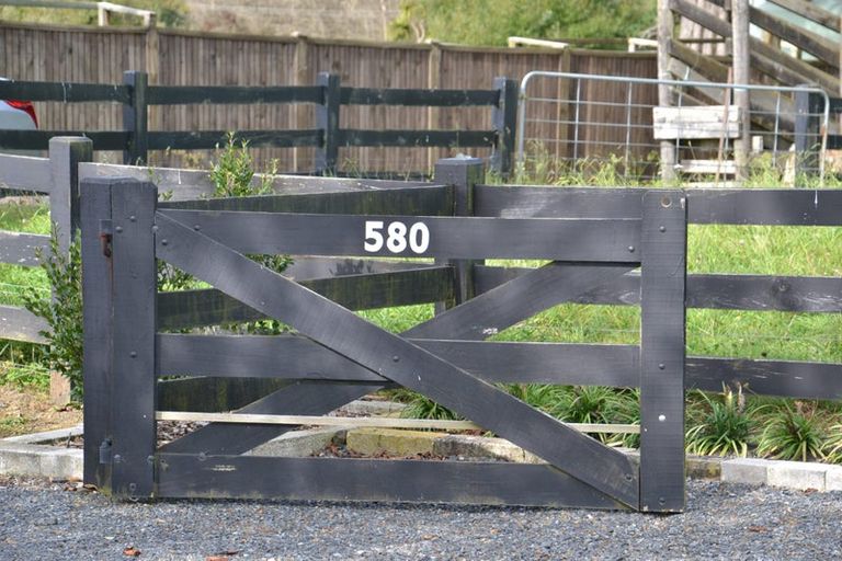 Photo of property in 580 Burtt Road, Runciman, Drury, 2578