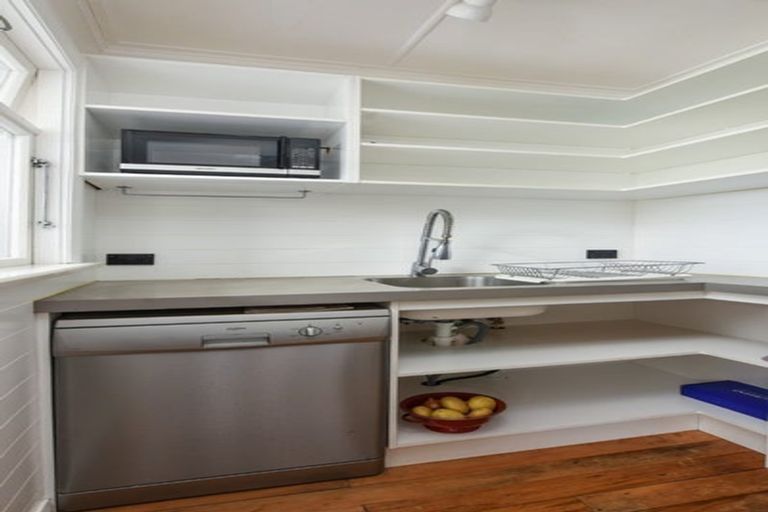 Photo of property in 28 Athol Place, Ravensbourne, Dunedin, 9022