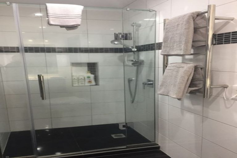 Photo of property in 8 Glen Vista Place, Bayview, Auckland, 0629