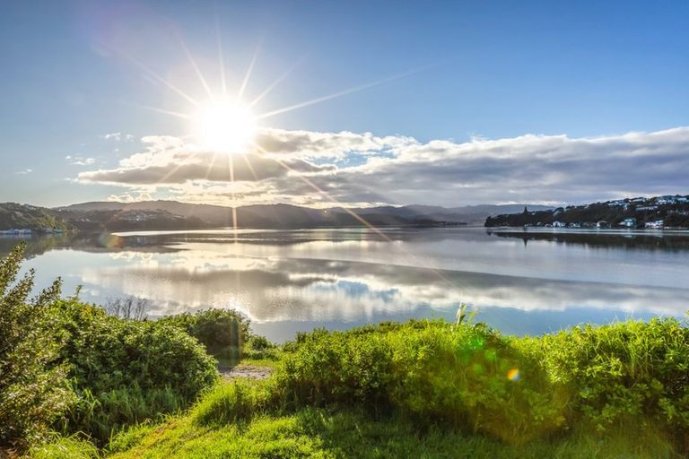 Photo of property in 12 Mana Esplanade, Paremata, Porirua, 5026