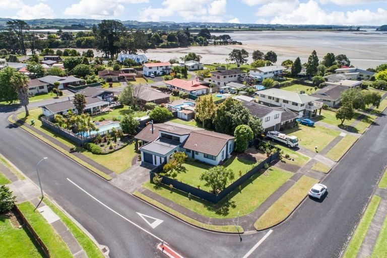 Photo of property in 120 Racecourse Road, Waiuku, 2123