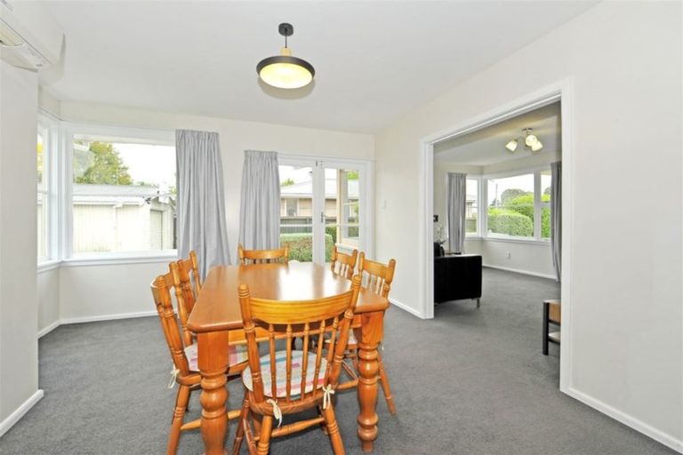 Photo of property in 37 Greendale Avenue, Avonhead, Christchurch, 8042
