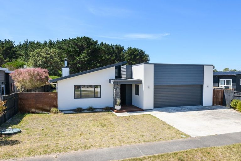 Photo of property in 28 Sandown Avenue, Himatangi Beach, Foxton, 4891
