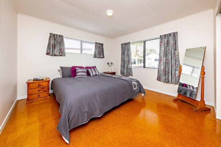 Photo of property in 28 Seaward Place, Wattle Downs, Auckland, 2103
