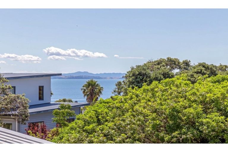 Photo of property in 1394 Whangaparaoa Road, Army Bay, Whangaparaoa, 0930