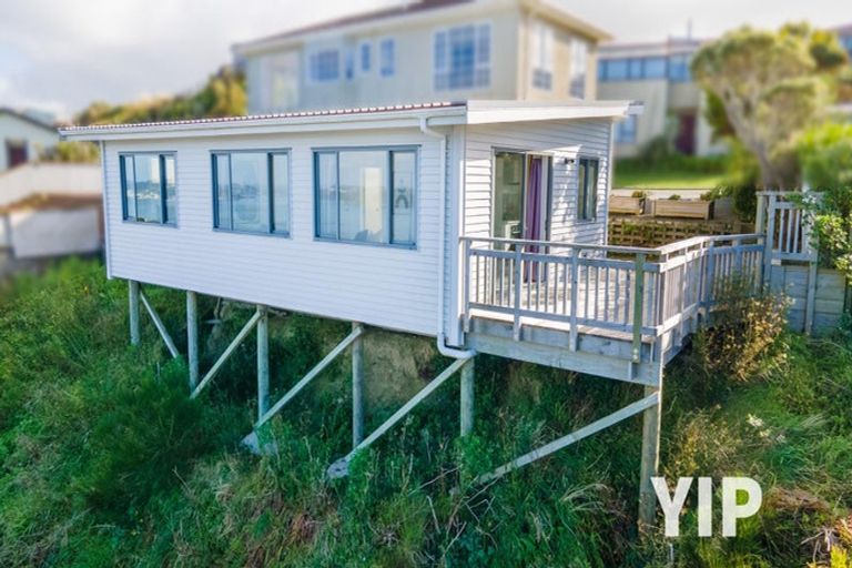 Photo of property in 4b Sunhaven Drive, Newlands, Wellington, 6037