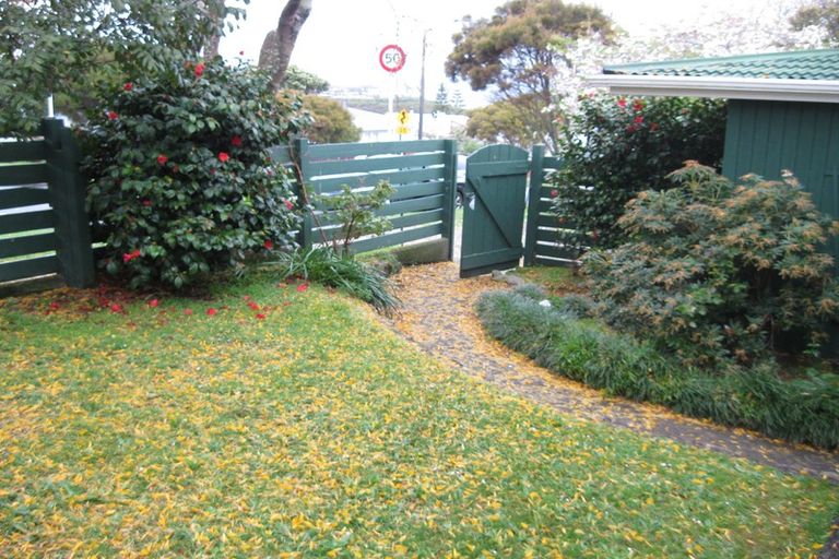 Photo of property in 215 Dowse Drive, Maungaraki, Lower Hutt, 5010