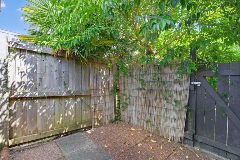 Photo of property in 1 Pleasant Road, Glen Eden, Auckland, 0602