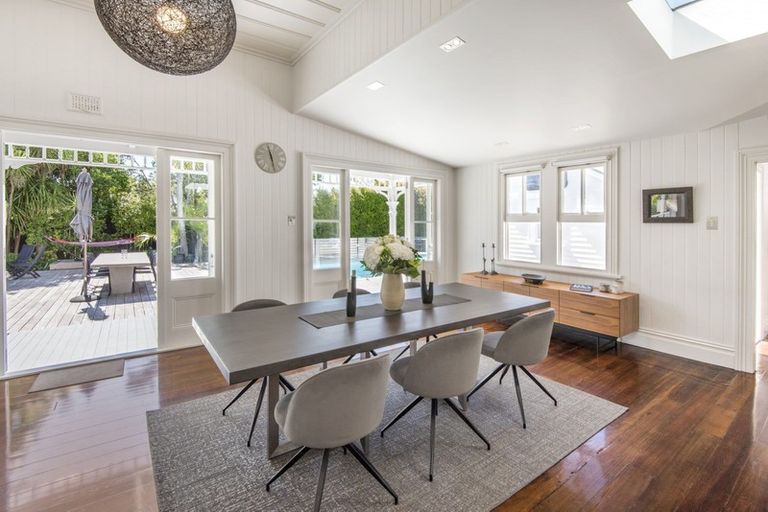 Photo of property in 52 Stanley Point Road, Stanley Point, Auckland, 0624