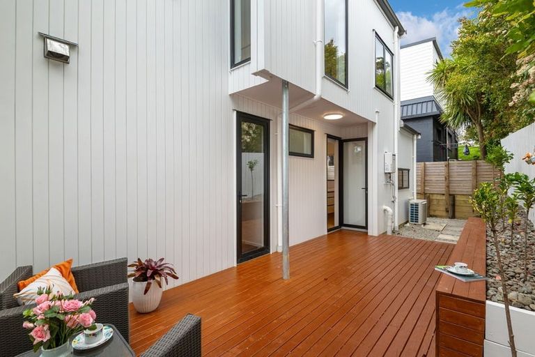 Photo of property in 61a Knights Road, Rothesay Bay, Auckland, 0630