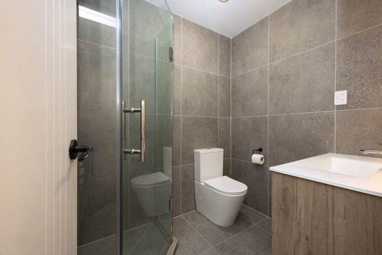 Photo of property in 2/108 Beach Road, Te Atatu Peninsula, Auckland, 0610