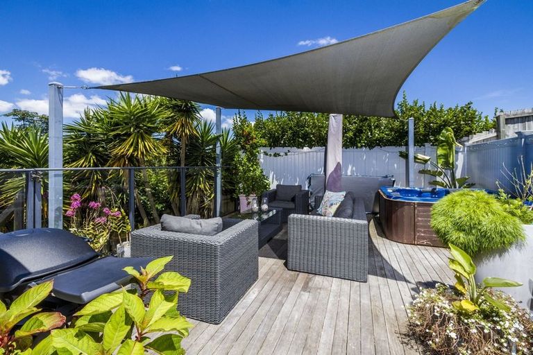 Photo of property in 2/982 East Coast Road, Northcross, Auckland, 0632
