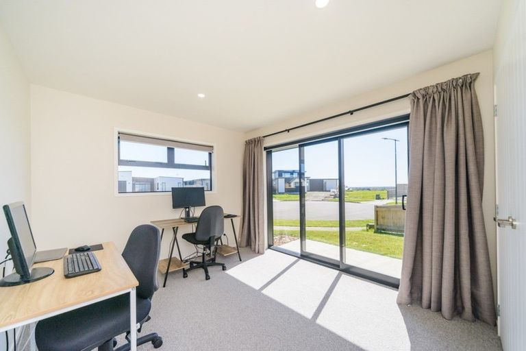 Photo of property in 48 Vaucluse Heights, Fitzherbert, Palmerston North, 4410