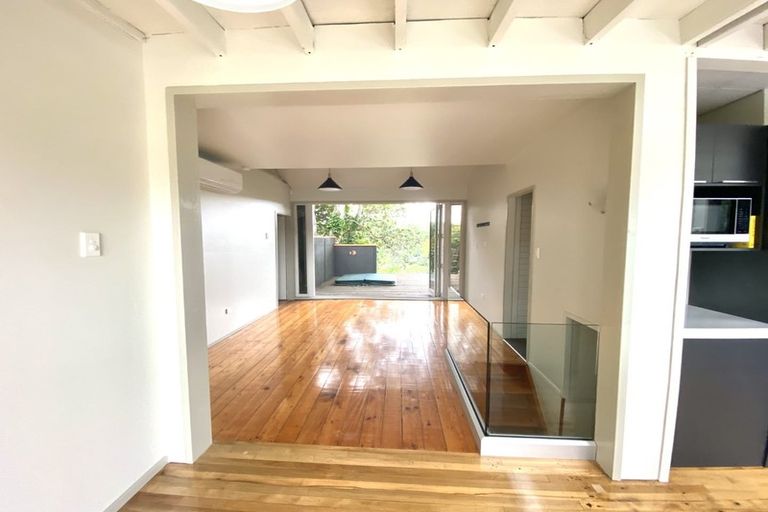 Photo of property in 8 Arapito Road, Titirangi, Auckland, 0604