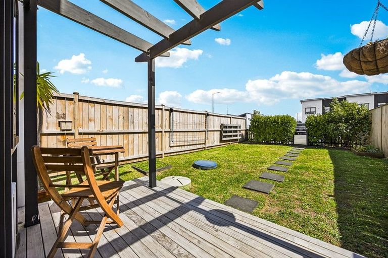 Photo of property in 2 Lumbarda Drive, Kumeu, 0810