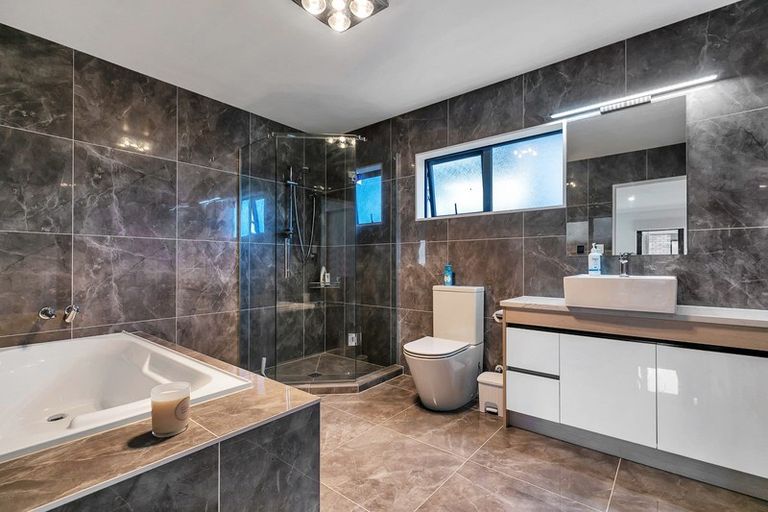 Photo of property in 29 Bernleigh Terrace, West Harbour, Auckland, 0618