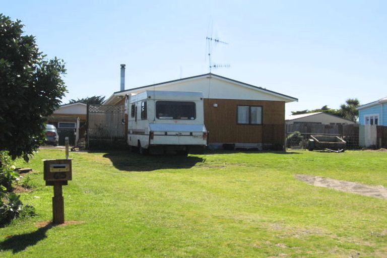Photo of property in 65 Himatangi Street, Himatangi Beach, Foxton, 4891