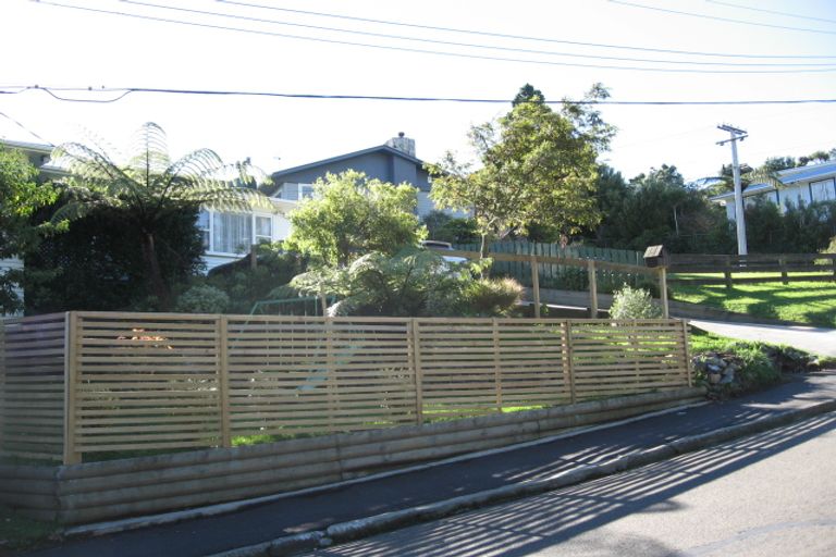 Photo of property in 3 Omega Street, Newlands, Wellington, 6037