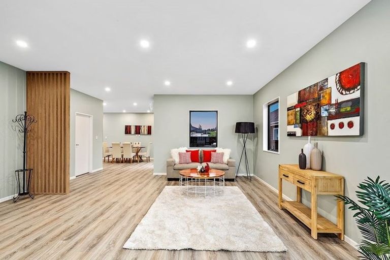 Photo of property in 10 Vinistra Road, Kumeu, 0810