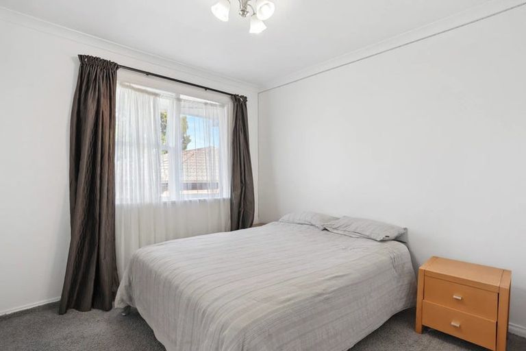 Photo of property in 15 Kingdale Road, Henderson, Auckland, 0610