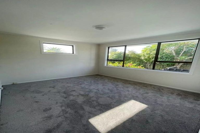 Photo of property in 128 Cobham Crescent, Kelston, Auckland, 0602
