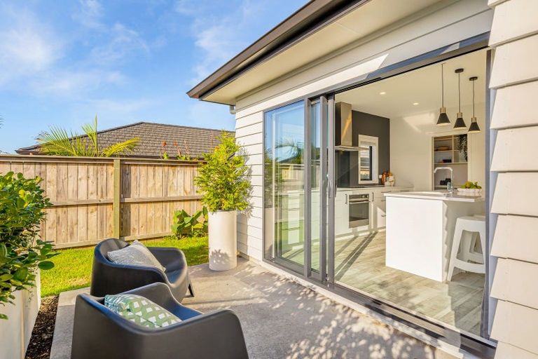 Photo of property in 17 Papa Orchard Drive, Kumeu, 0810