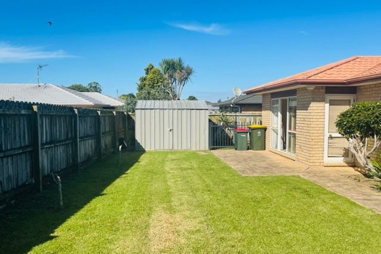 Photo of property in 15 Newbegin Place, Weymouth, Auckland, 2103