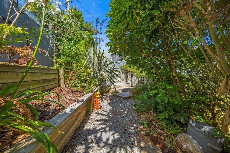 Photo of property in 2b Cherry Grove, Strathmore Park, Wellington, 6022