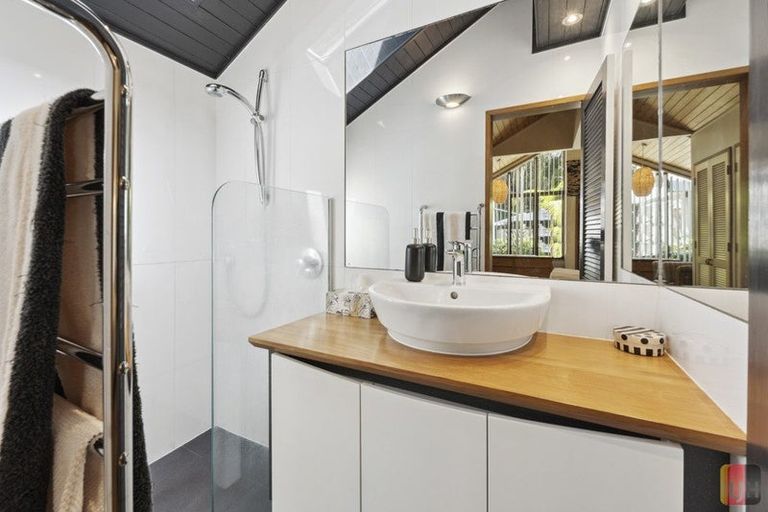 Photo of property in 14 Kingsclere Place, Goodwood Heights, Auckland, 2105