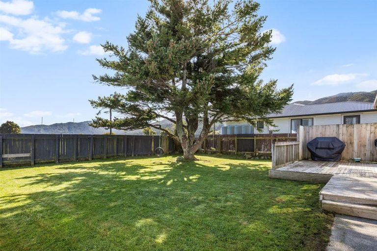 Photo of property in 4 Russell Road, Wainuiomata, Lower Hutt, 5014