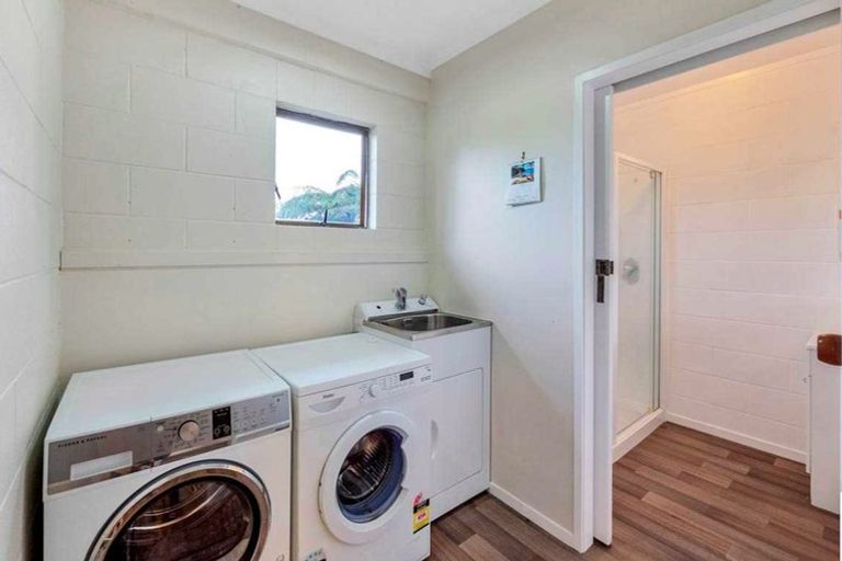 Photo of property in 1/2a Carlisle Road, Browns Bay, Auckland, 0630