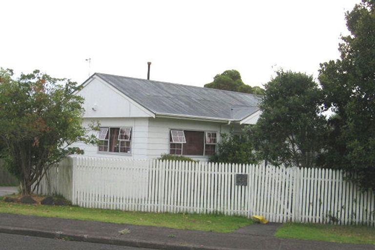 Photo of property in 25 Fitzherbert Avenue, West Harbour, Auckland, 0618
