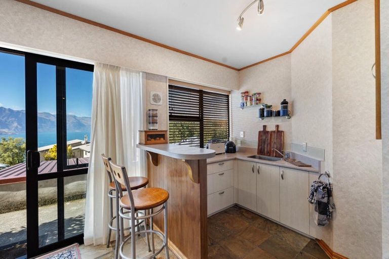 Photo of property in 48 Wynyard Crescent, Fernhill, Queenstown, 9300