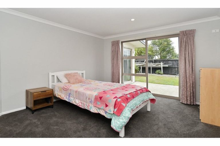 Photo of property in 23 Papaumu Green, Parklands, Christchurch, 8083