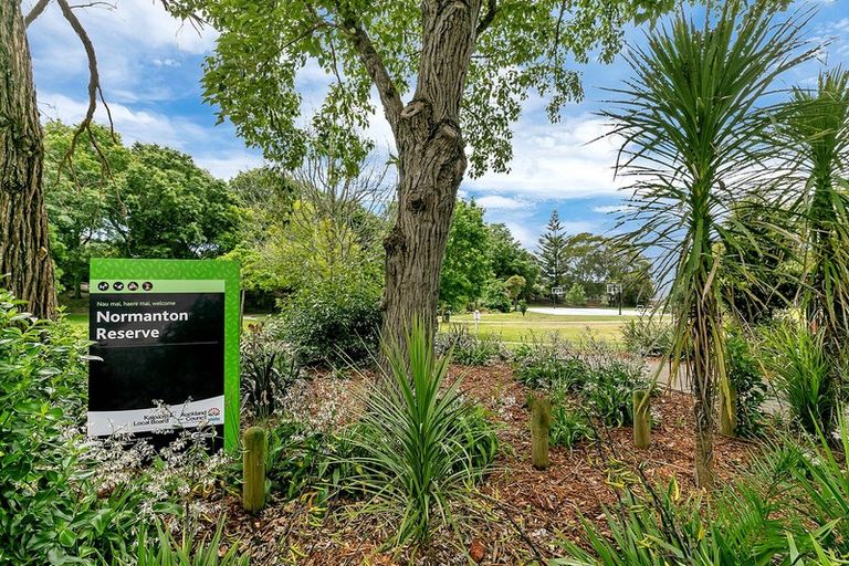 Photo of property in 1/5 Mchardy Place, Glenfield, Auckland, 0627
