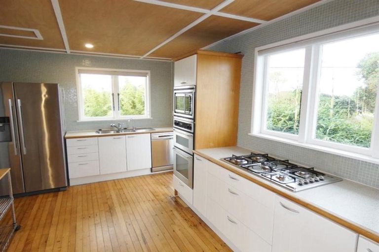 Photo of property in 2 Karoro Road, One Tree Point, 0118