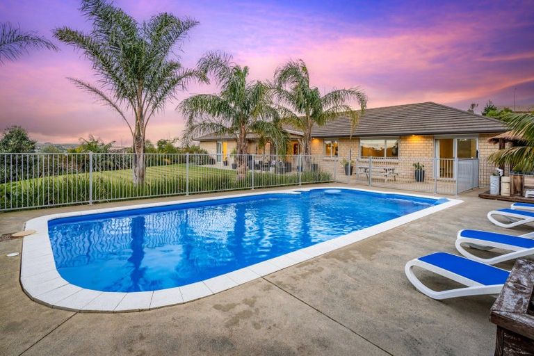 Photo of property in 54 Roberts Road, Matakatia, Whangaparaoa, 0930