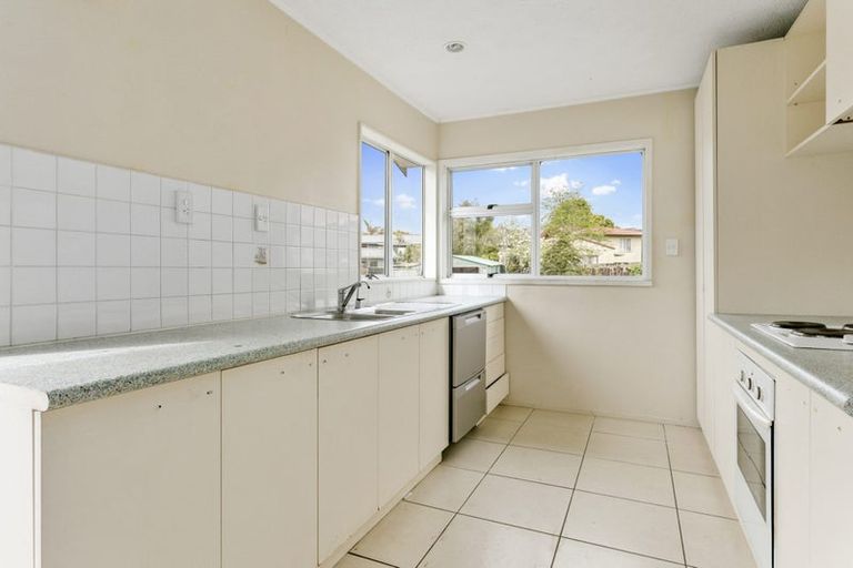 Photo of property in 8 Styca Place, Sunnyvale, Auckland, 0612