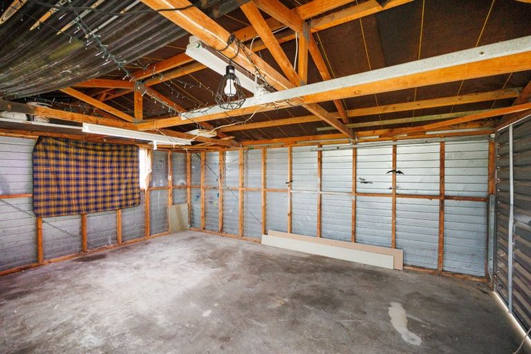 Photo of property in 18 Cumberland Place, Kelvin Grove, Palmerston North, 4414