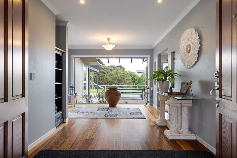 Photo of property in 37 La Lena Grove, Fitzherbert, Palmerston North, 4410