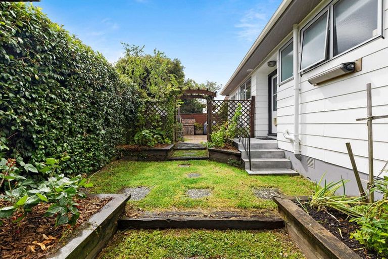 Photo of property in 2/57 Solar Road, Glen Eden, Auckland, 0602