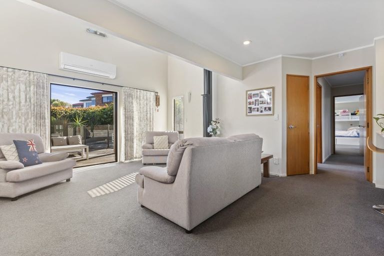 Photo of property in 21 Deanna Drive, West Harbour, Auckland, 0618