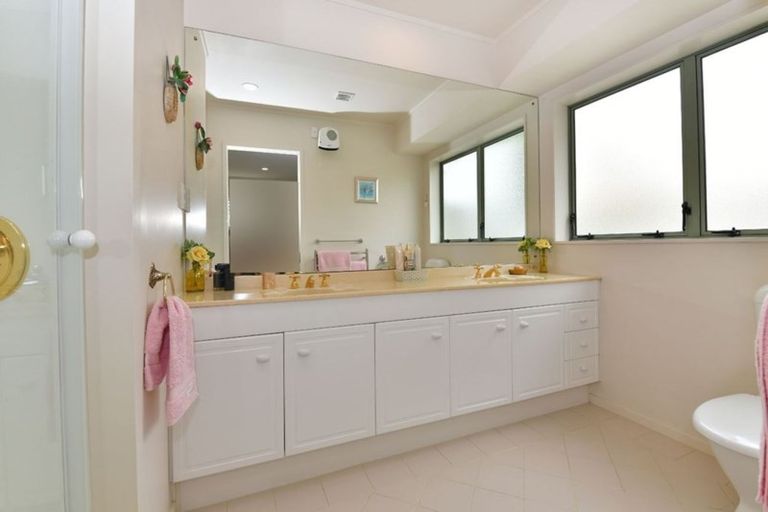 Photo of property in 138 Lakeside Drive, Orewa, 0931