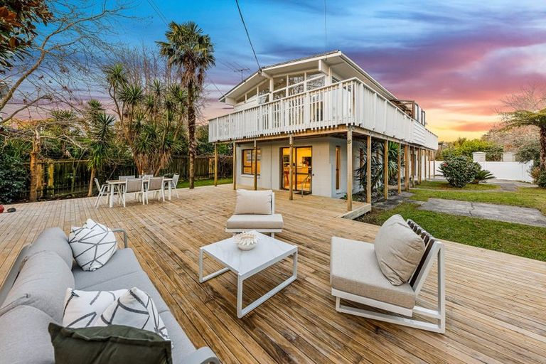 Photo of property in 18 Outlook Road, Greenhithe, Auckland, 0632