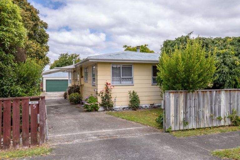Photo of property in 5 Baillie Crescent, Carterton, 5713