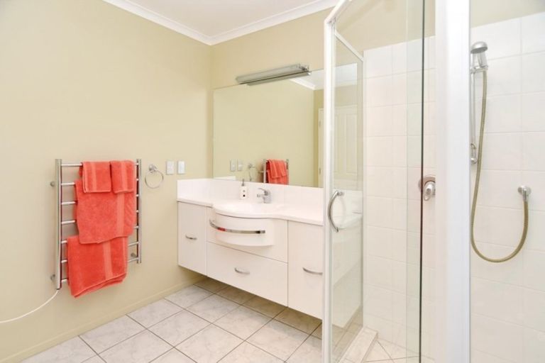 Photo of property in 90 Willowview Drive, Redwood, Christchurch, 8051