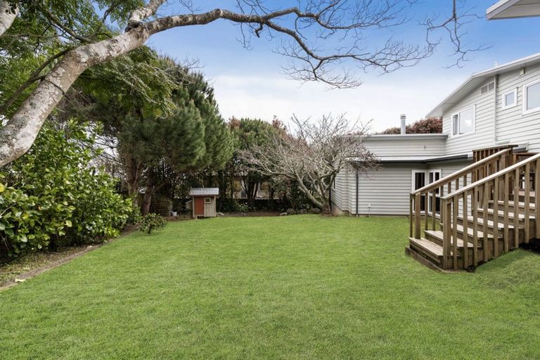 Photo of property in 22 Gwenand Place, Botany Downs, Auckland, 2010