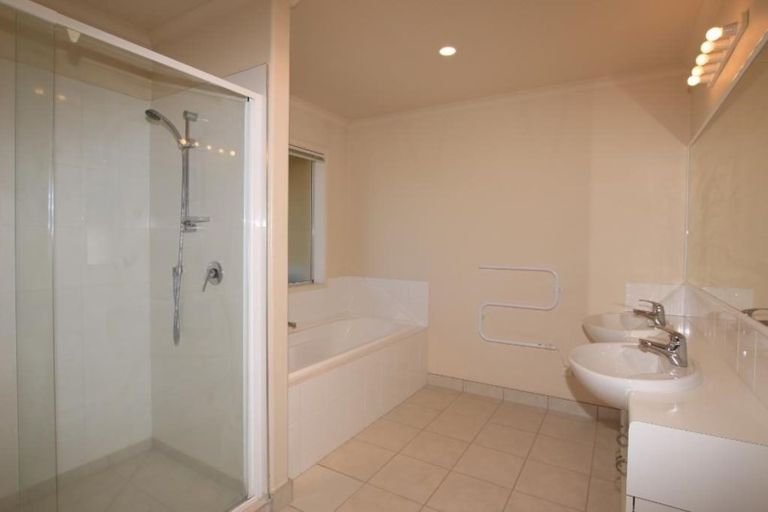 Photo of property in 74 George Deane Place, Greenhithe, Auckland, 0632